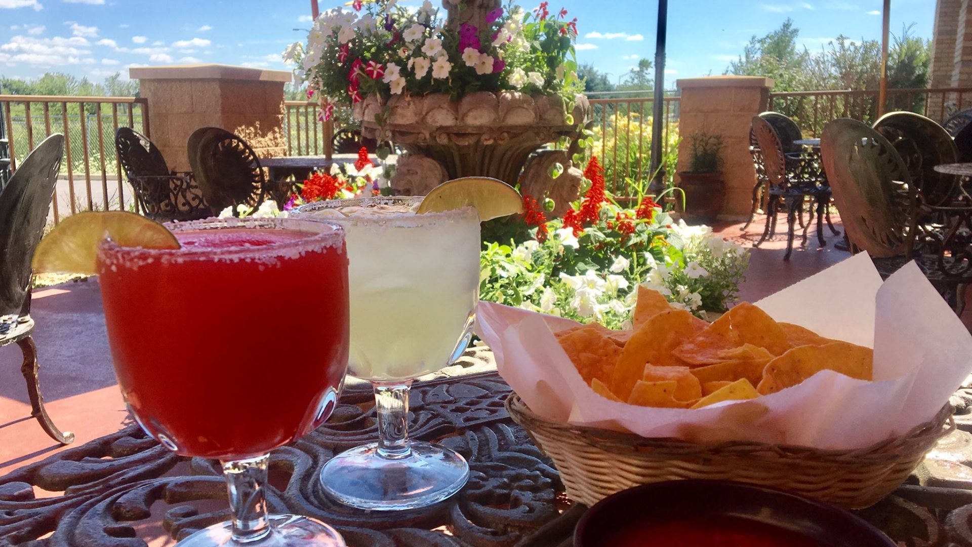 El Mezcal | Outside dining with margaritas and chips & salsa